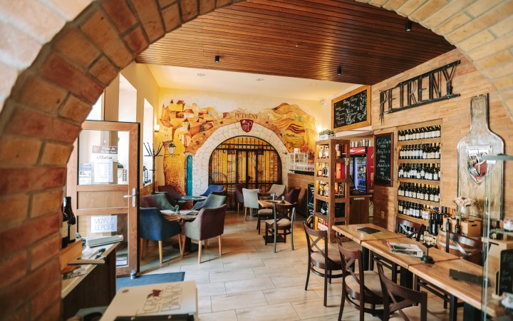 Petrény wine tasting with superior vineyard wines in downtown Eger
