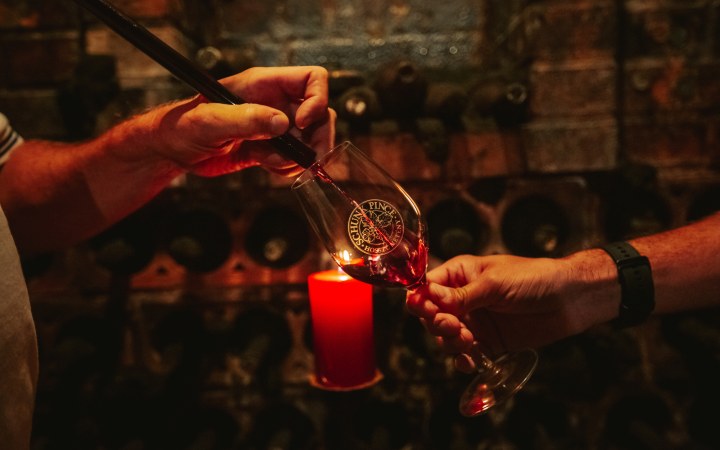 Schunk borkóstoló nemzetközi aranyérmes syrah borral galéria kép