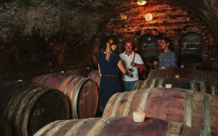 Schunk borkóstoló nemzetközi aranyérmes syrah borral galéria kép