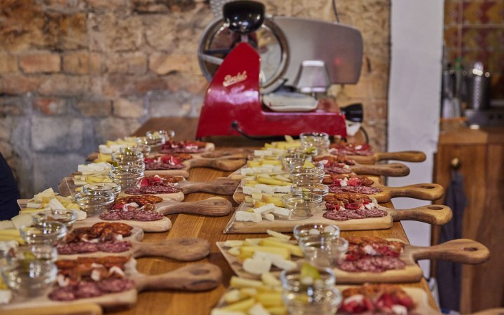 Tasting Table borkóstoló Magyarország legjobb kézműves sajtjaival és hidegtálával galéria kép