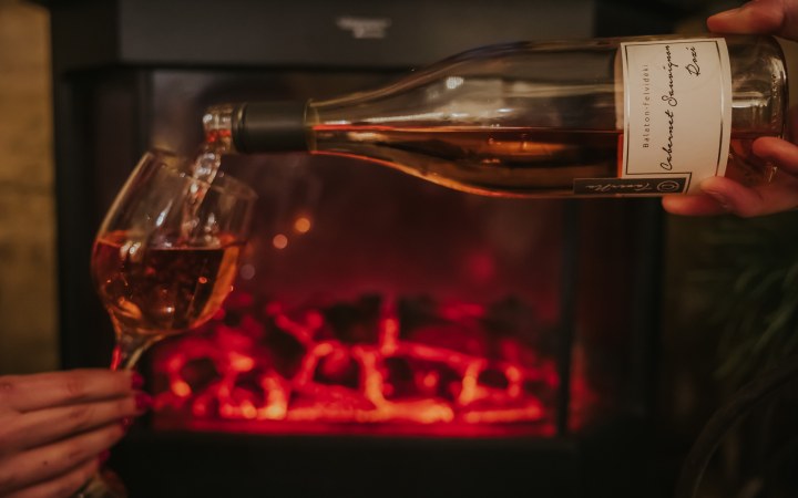 Taverna borkóstoló a romantikus Dézsmaház utcában Budapesten