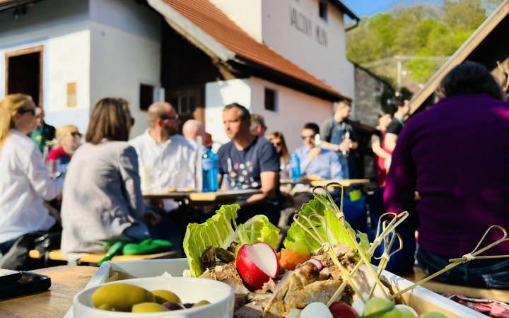 Vína z Mlyna borkóstoló egy ősi malomban elrejtett pincészetben, autentikus borokkal galéria kép