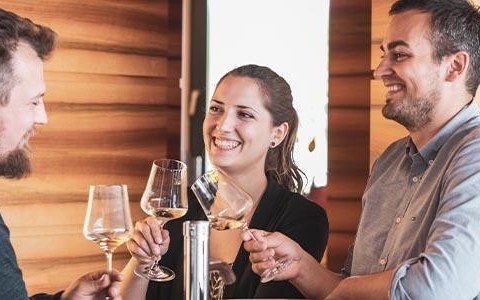 Aigner wine tasting highlighting the distinctive spice and aroma of Grüner Veltliner and Riesling galéria kép