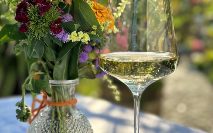 Aigner wine tasting highlighting the distinctive spice and aroma of Grüner Veltliner and Riesling galéria kép