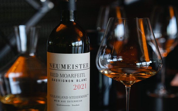 Neumeister wine tasting in a stunning setting with precise and uniquely biodynamic wines galéria kép