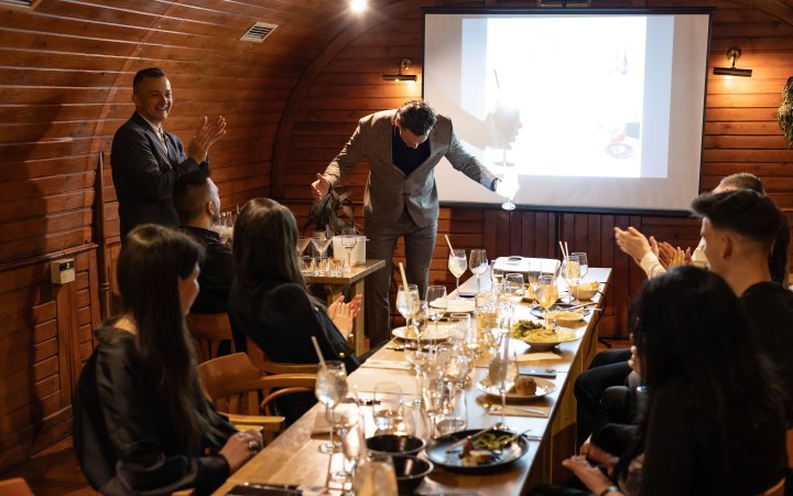 Wine to Bar borkóstoló sorozat Új-zélandi Sauvignon Blancok 6 Arca a Stex Ház Exkluzív Pincéjében galéria kép