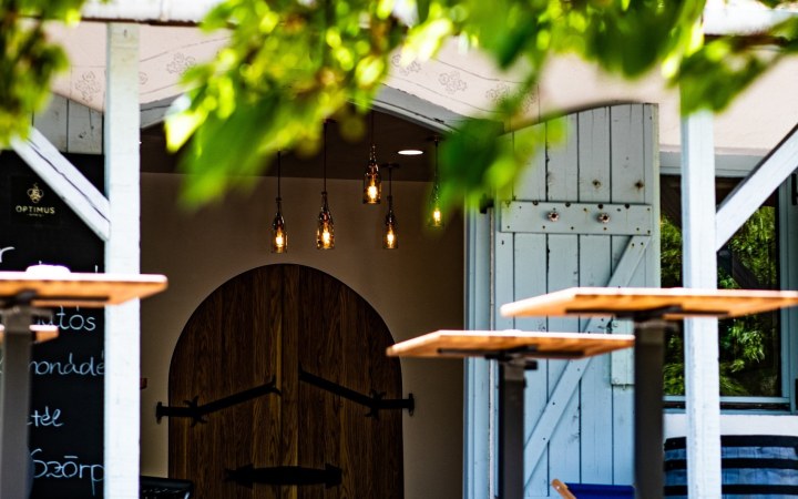 Zoád borkóstoló az etyeki látványpincében