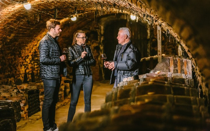 Fiatal pár romantikus borkóstolón egy pincében