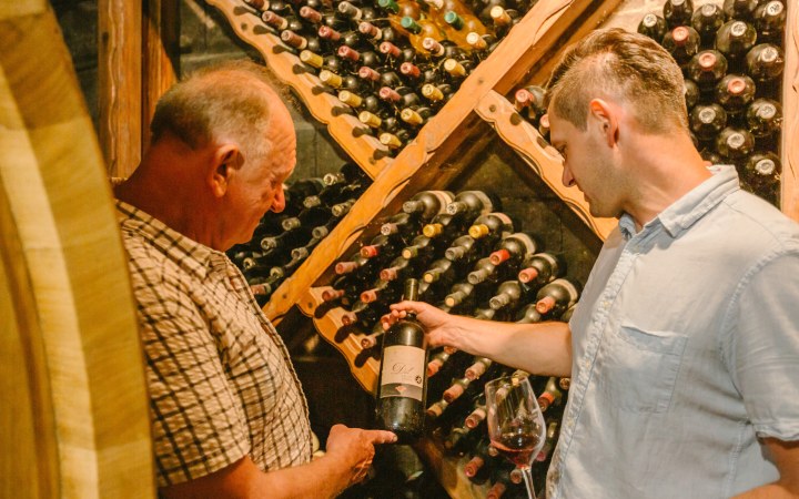 Cabernet franc bort kóstolnak egy villányi pincében