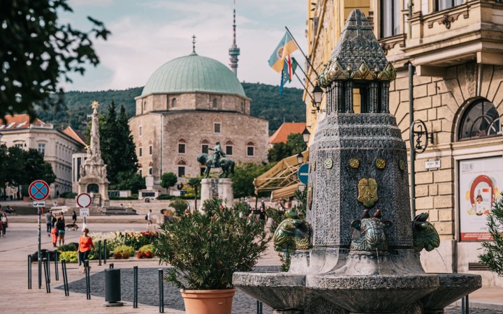 Pécs főterén a dzsámi és a Zsolnay-kút meghatározza a látképet.