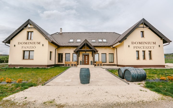 Dominium Pincészet épülete a Mátrai borvidéken