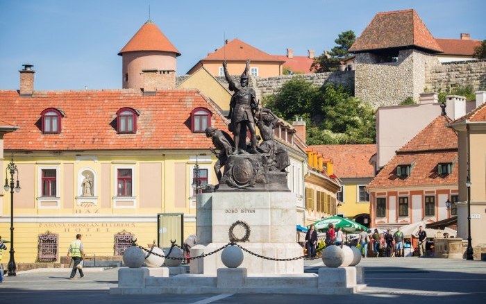 Eger Dobó tér az Egri várral a háttérben